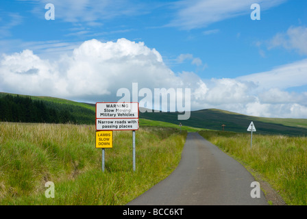 Indicazioni sulla strada Cottonshope, avvertimento sui veicoli militari, Coquetdale superiore, il Parco nazionale di Northumberland, England Regno Unito Foto Stock