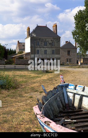 Vecchia casa pubblica / bar, in un villaggio vicino a Nantes, Loire, Brittany, Francia, Europa UE. Foto Stock