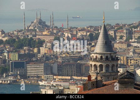 ISTANBUL, Turchia. Una vista da Beyoglu a Sultanahmet, con la Torre di Galata sulla destra e la Moschea Blu nella distanza. 2009 Foto Stock