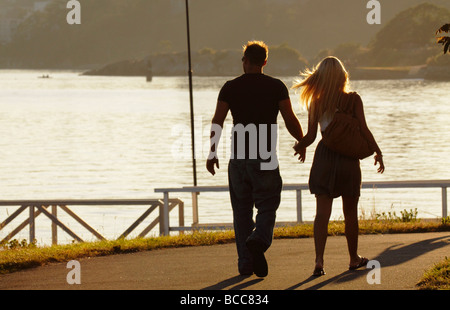 Coppia giovane passeggiare durante il Canada alle celebrazioni del Giorno in Victoria Victoria British Columbia Canada Foto Stock