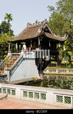 Pagoda su un pilastro ad Hanoi era originalmente assemblati nel 1049 dall'Imperatore Ly Thai Tong per la Dea della Misericordia Foto Stock