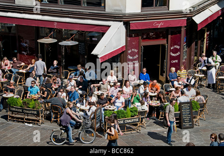 Metropolitana di Parigi architettura le Halles pavimentazione terrazza bar pub bistro cafe diner Foto Stock