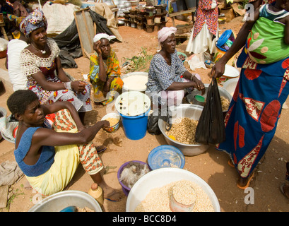 Il Burkina Faso. Paese di lobi. Mercato settimanale di Gaoua. Vendita di cereali. Foto Stock