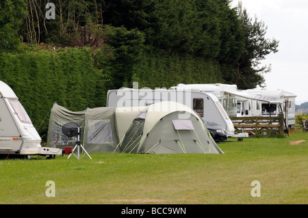 Campeggio e caravaning in Cotswolds i visitatori visto qui a Cotswold Farm Park a potenza Guiting Gloucestershire Foto Stock