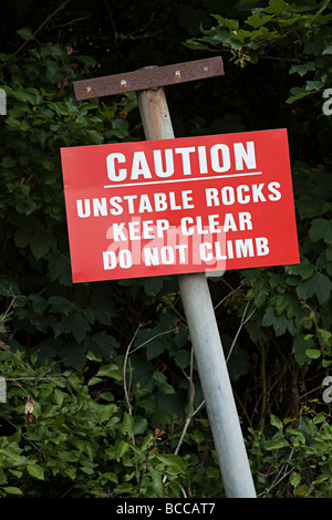 Attenzione rocce instabili non salire un cartello di segnalazione su scogliere Barry Wales UK Foto Stock