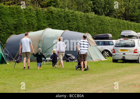 Campeggio e caravaning in Cotswolds i visitatori visto qui a Cotswold Farm Park a potenza Guiting Gloucestershire Foto Stock