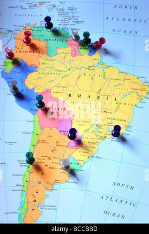 Mappa pins in Sud America map Foto Stock