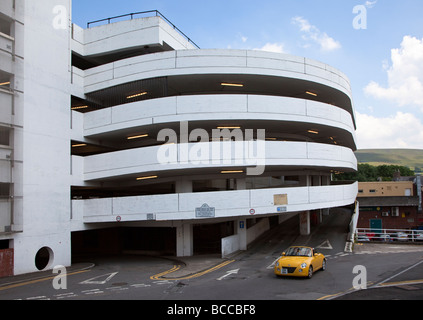 Moderna storia multi car park Ebbw Vale Wales UK Foto Stock