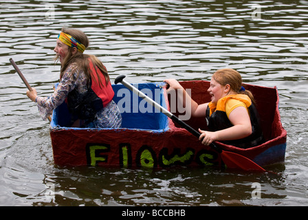 Carta boat race, Elstead fossato, Elstead, Farnham, Surrey, Regno Unito. Foto Stock