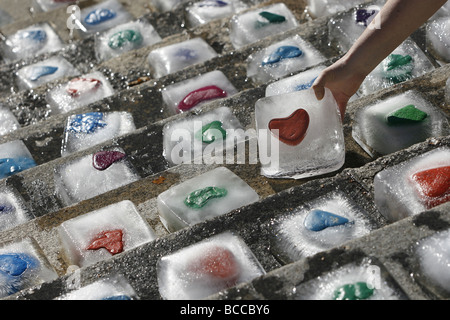 Artista Jo Campbell di installazione, intitolato " piccoli passi, il compito monumentale'. Dipinto luminosamente a forma di cuore le rocce in blocchi di ghiaccio Foto Stock