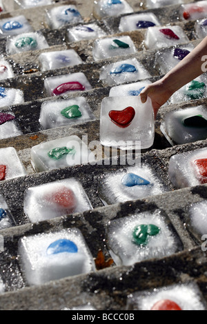 Artista Jo Campbell di installazione, intitolato " piccoli passi, il compito monumentale'. Dipinto luminosamente a forma di cuore le rocce in blocchi di ghiaccio Foto Stock