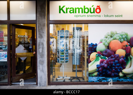 Convenience Store denominata Krambúð. Due ragazze appendere un poster dentro il negozio Krambúð. Il centro di Reykjavik Islanda Foto Stock