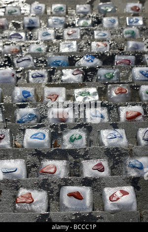 Artista Jo Campbell di installazione, intitolato " piccoli passi, il compito monumentale'. Dipinto luminosamente a forma di cuore le rocce in blocchi di ghiaccio Foto Stock