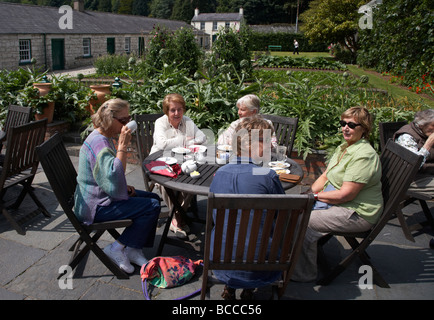 Turisti femmina nella sala da tè del giardino murato a Glenarm Castle nella contea di Antrim Irlanda del Nord Regno Unito Foto Stock