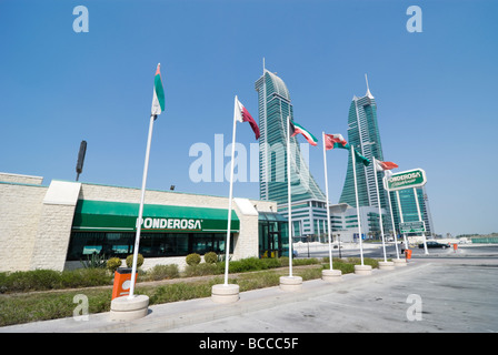 Centro Commerciale Torri dietro il ristorante a Manama, Regno del Bahrein Foto Stock