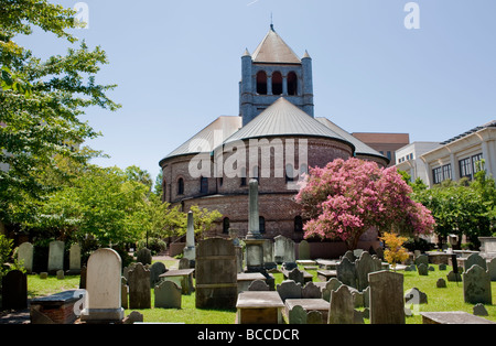 La circolare della Congregazione nella Chiesa Charleston, Carolina del Sud, visto dal cimitero dietro la chiesa. Foto Stock