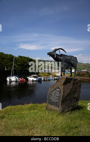 Johann capra scultura dell'artista Deborah Brown in Cushendun Foto Stock