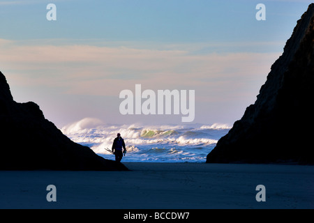 Onde e rock con il fotografo presso Bandon Beach Oregon Foto Stock