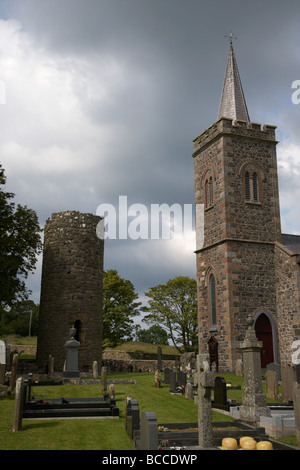 Antica glenshesk armoy torre rotonda nella motivazione della st patricks chiesa parrocchiale armoy County Antrim Irlanda del Nord Regno Unito Foto Stock