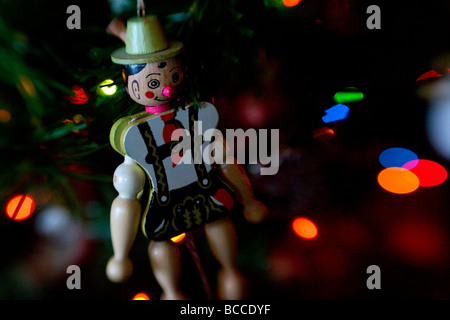 Decorazione per albero di Natale appeso a un albero Foto Stock