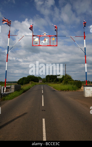 Ordine di Orange arch attraverso contea rurale road County Antrim Irlanda del Nord Regno Unito Foto Stock