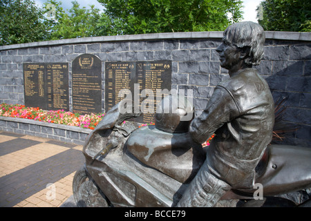 La scultura in bronzo di Joey Dunlop e la sua Honda Moto in Joey Dunlop memorial garden a Ballymoney. Foto Stock