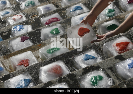 Artista Jo Campbell di installazione, intitolato " piccoli passi, il compito monumentale'. Dipinto luminosamente a forma di cuore le rocce in blocchi di ghiaccio Foto Stock