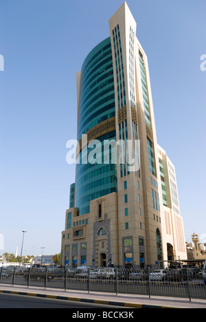 Alto edificio di uffici a Manama, Regno del Bahrein Foto Stock