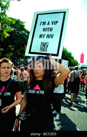 Parigi Francia, eventi pubblici, persone che manifestano alla parata "Gay Pride" "Act Up" hiv AIDS donne attiviste segno di marcia camicia donna slogan, Foto Stock