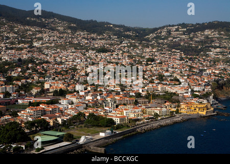 Il Portogallo, Isole Madeira, Funchal, Madeira isole captital città (vista aerea) Foto Stock