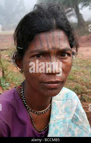 Ritratto di un Kutia Kondh donna con tatuaggi facciali, Orissa, India Foto Stock