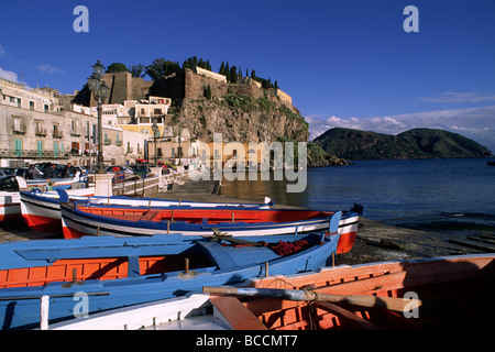 Italia, Sicilia, Isole Eolie, isola di Lipari, porto, barche da pesca Foto Stock