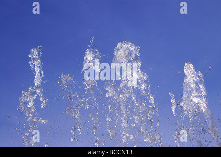 La spruzzatura di acqua in aria contro un cielo blu Foto Stock