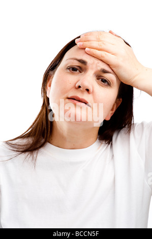 Una donna che mantiene la sua mano sulla fronte sentimento malato con un mal di testa i postumi della sbornia avente overindulged sofferenza la mattina dopo Foto Stock