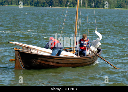 I marinai pronti per la piccola nave gara, in legno tradizionali barche a vela in gara l'Arcipelago di Porvoo, Finlandia. Foto Stock