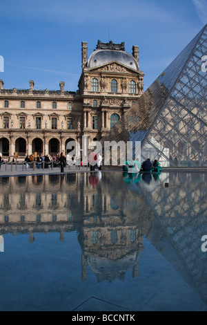 L'interno del Musee du Louvre Parigi che mostra l'entrata di vetro piramide triangolare e piscine Francia Europa Foto Stock