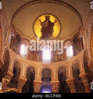 Interno della St Austremoine abbatial. Auvergne. La Francia. Foto Stock