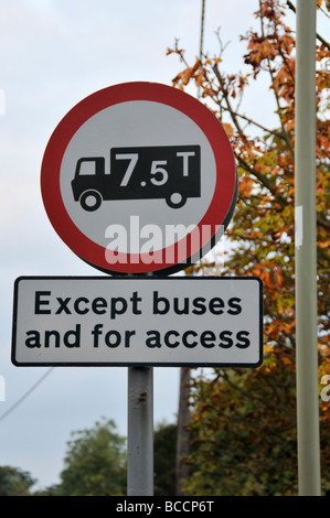 Nessuna voce cartello stradale per autocarri oltre 7 5 tonnellate - fatta eccezione per gli autobus e per l'accesso Foto Stock