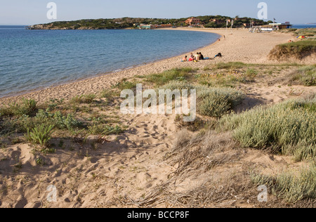 Gruppo di persone sedute rilassanti sul Porto Puddu beach, Sardegna Foto Stock