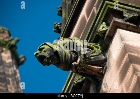 Gargoyle di pietra sul lato esterno della Cattedrale di Chester, Chester, Cheshire, Inghilterra, Regno Unito Foto Stock