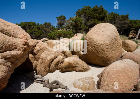 Rocce di grandi dimensioni sulla spiaggia di Capriccioli Sardegna Foto Stock