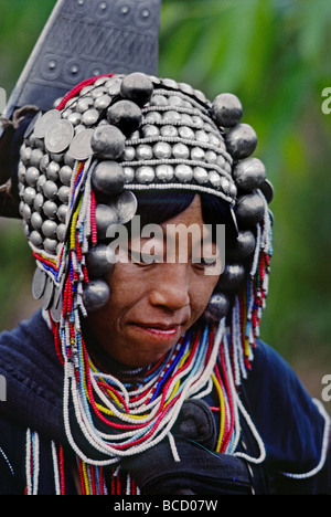 AKHA donna tribale che indossano il tradizionale testa argento abito nel nord della Thailandia Foto Stock
