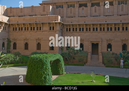 Umed Bhawan Palace, Giardini, edificio, interni ed esterni, realizzato in marmo e pietra arenaria rosa, Jodhpur, Rajasthan, India Foto Stock