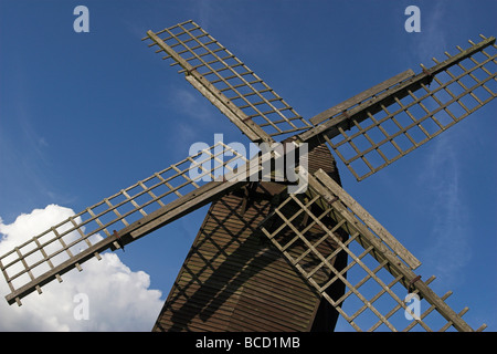 Brill vele di Mulino a vento contro il cielo blu, Buckinghamshire, UK Foto Stock