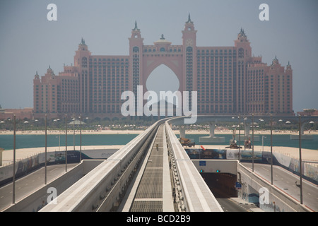 Dubai Palm Jumeirah treno monorotaia e via EMIRATI ARABI UNITI Foto Stock