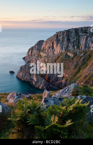 Scogliere Bosigran al tramonto a ovest della penisola di Penwith in Cornovaglia Foto Stock