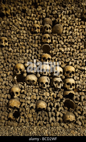 Teschi e femori le catacombe a Montparnasse Parigi Francia Foto Stock