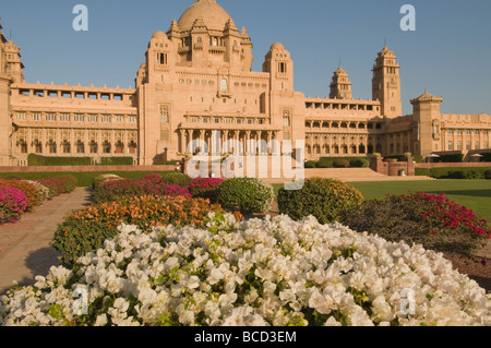 Umed Bhawan Palace, Giardini, edificio, interni ed esterni, realizzato in marmo e pietra arenaria rosa, Jodhpur, Rajasthan, India Foto Stock