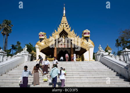 Shwedagon Paya. Ingresso sud con 2 guardian chinthe statue (metà lion,metà drago). Yangon. Myanmar Foto Stock