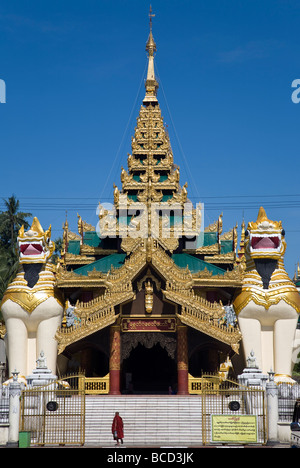 La 9m alto chinthes (mezza lion,metà drago guardiani). Shwedagon Paya. Yangon. Myanmar Foto Stock